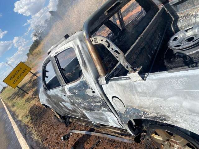 Caminhonete pega fogo e &eacute; destru&iacute;da ap&oacute;s pane na BR-060