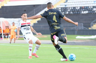 Jogadores disputam a posse da bola. (Foto: João Victor Menezes/Assessoria)