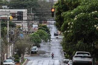 Rua da Paz, no Jardim dos Estados, molhada por garoa nesta tarde (Foto: Marcos Maluf)