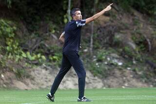 Técnico português Bruno Lage orienta elenco em treino (Foto: Vítor Silva/Botafogo)