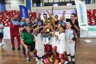 Meninos do Fluminense com a taça de campeão nacional (Foto: Juliano Almeida)