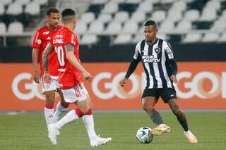 Victor Sá com a posse da bola durante confronto com Internacional. (Foto: Vitor Silva/Assessoria)