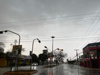 Chuva nesta tarde no município de Dourados (Foto: Helio de Freitas)