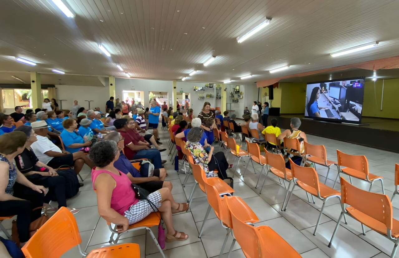 Assistência Social promove projeto Cinepalco para idosos em Campo Grande 