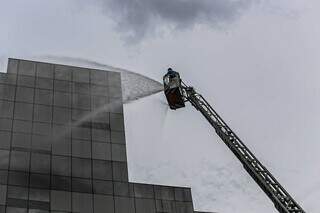 Escada magirus do Corpo de Bombeiros em simulação no Hospital da Cassems (Foto: Lucas Santana)