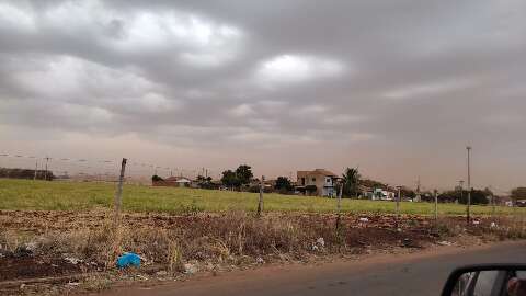 Após chuva fraca, nuvem de poeira atinge Campo Grande 