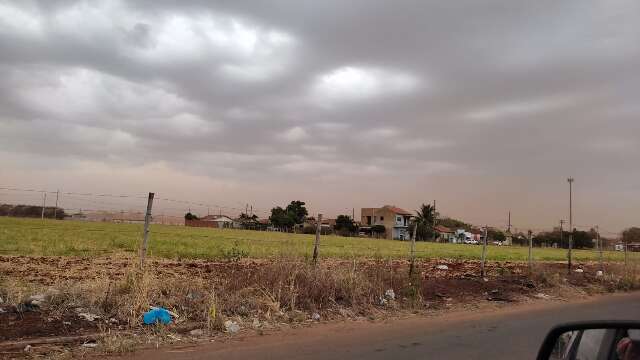 Ap&oacute;s chuva fraca, nuvem de poeira atinge Campo Grande 
