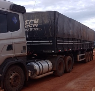 Caminhão que foi roubado no Paraná (Foto: reprodução /Jornal da Nova) 