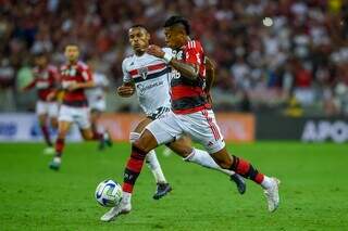 Bruno Henrique carrega bola durante partida deste domingo (Foto: Divulgação)