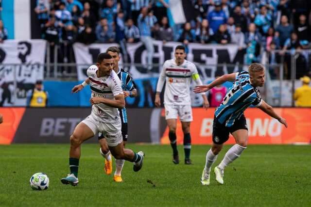 Gr&ecirc;mio vira o jogo e assume vice-lideran&ccedil;a ao derrotar o Fluminense por 2 a 1