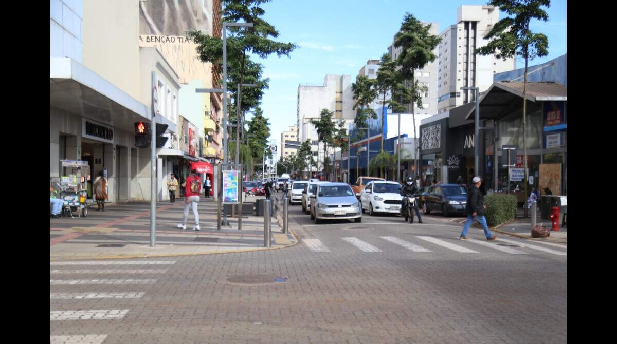 Vizinho fecha esquina com carretas e moradora reclama já bati meu carro -  Direto das Ruas - Campo Grande News