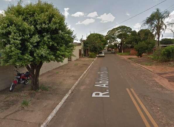 Homem &eacute; baleado pelas costas dentro de casa por desconhecido