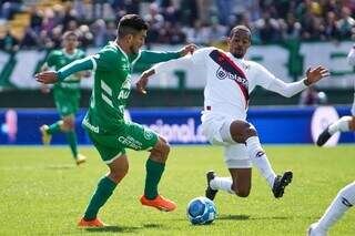 Lance de Chapecoense, de verde, e Atlético-GO nesta manhã (Foto: ACG/Divulgação)