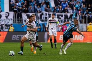 Jogadores do Fluminense e Grêmio disputam bola durante partida deste domingo (Foto: Divulgação)