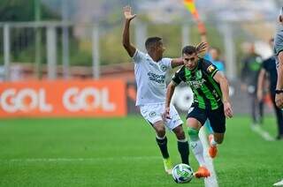 Jogador do América-MG tenta seguir com a bola em lance impedido (Foto: Divulgação)