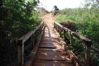 Atualmente, moradores têm de usar ponte improvisada nos bairros (Foto: Álvaro Rezende/Divulgação)