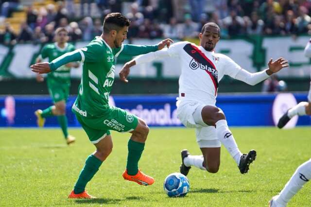 Gol nos minutos finais garante triunfo do Atl&eacute;tico-GO sobre a Chapecoense