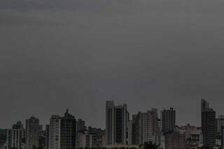 Céu nublado desta manhã em Campo Grande (Foto: Marcos Maluf)