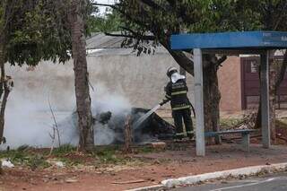 Bombeiro controle incêndio em trailer (Foto: Marcos Maluf)