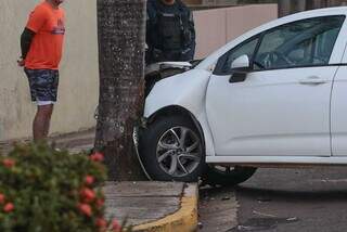 Condutora perde controle e ve&iacute;culo bate em coqueiro no Monte Castelo