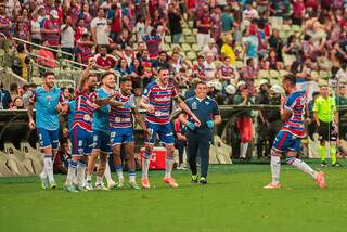 Jogadores comemoram goleada deste domingo (Foto: Divulgação)