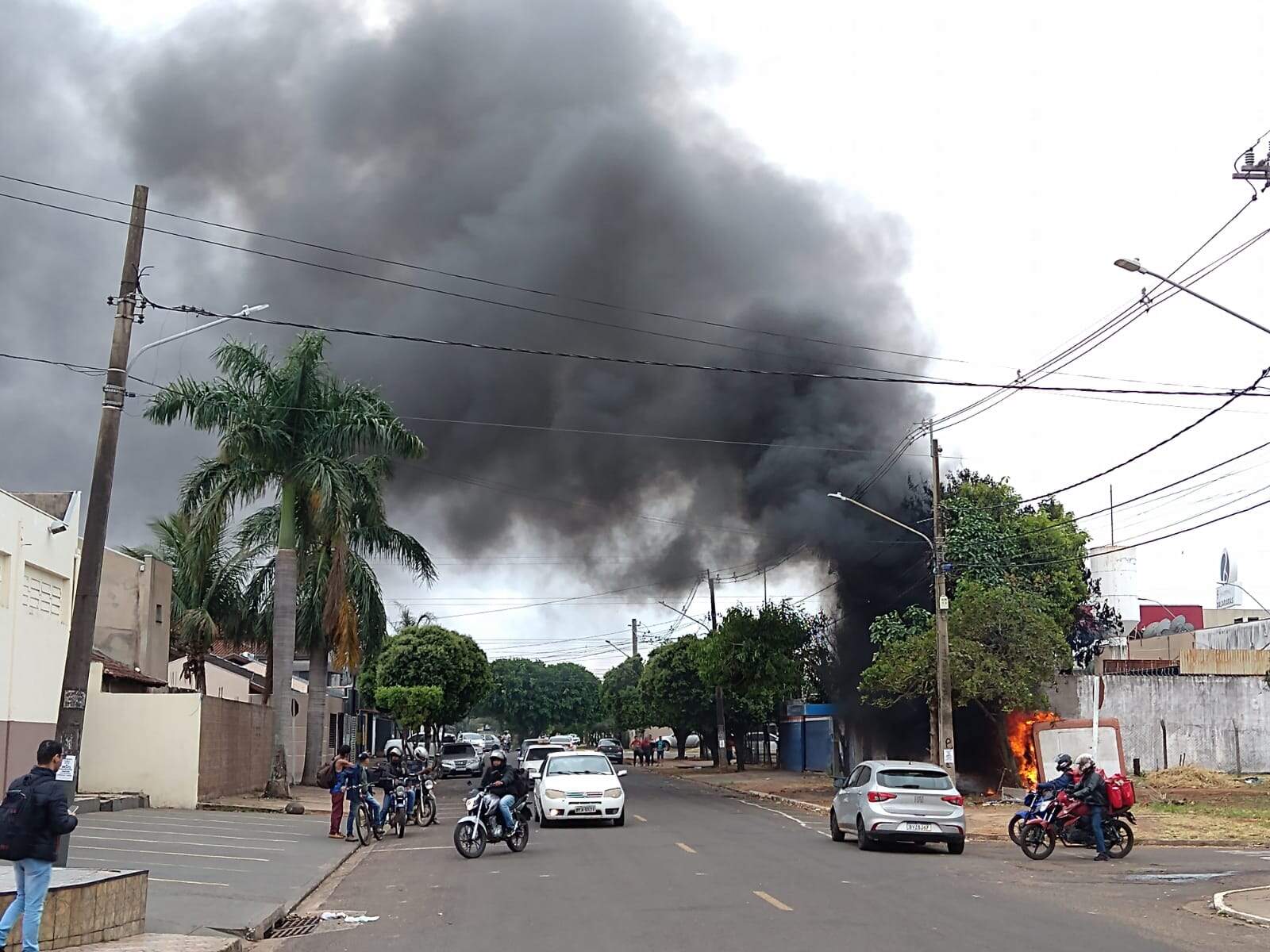 Trailer abandonado pega fogo e fumaça preta assusta quem passa pelo Tiradentes