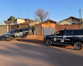 Policiais da Defurv em frente à residência de suspeito de roubos (Foto: Divulgação/Polícia Civil)