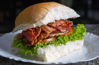 Lanche com bacon, calabresa, hambúrguer e alface é uma das opções do menu. (Foto: Arquivo pessoal)