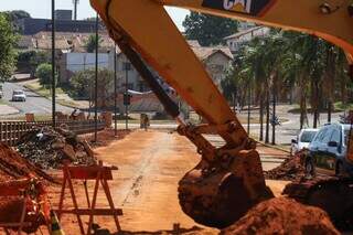 Máquinas na pista em obras no sentido bairro/centro da Avenida Senador Filinto Müller, em frente ao Lago do Amor, no Bairro Pioneiros (Foto: Henrique Kawaminami)