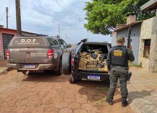 Droga e carro roubado sendo apreendidos por policiais do DOF. (Foto: Divulgação/DOF)