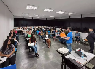 Inscritos em curso de empreendedorismo durante palestra em sala de aula. (Foto: Reprodução/Sejuv)