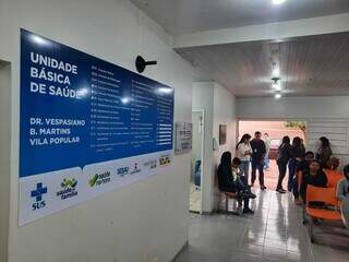Sala de espera da UBS Vila Popular, que contempla bairros próximos (Foto: Caroline Maldonado)