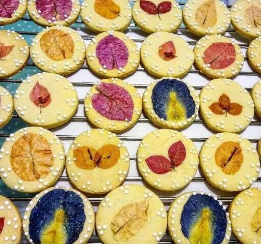 Pedagoga prepara biscoitos com flores para colorir a vida dos fregueses