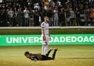 Jogadores em campo durante disputa pela Série B. (Foto: Adriano Abreu/ABC)