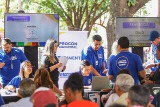 Mutirão de renegociação na Praça Ary Coelho, em Campo Grande (Foto: Henrique Kawaminami)