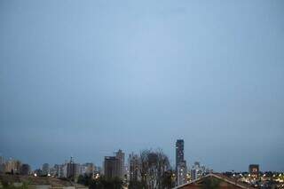 Céu nublado nesta manhã visto do Jardim Bela Vista, na Capital (Foto: Henrique Kawaminami)