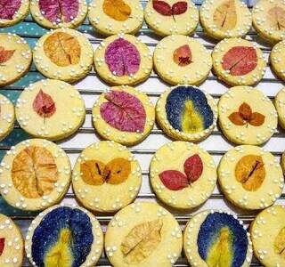 Nilce é especializada em produzir biscoitos decorados com flores comestíveis.