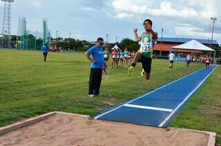 Atleta competindo em prova de salto em distância (Foto: Divulgação/Funesp)