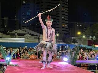 Participante desfila com vestes tradicionais, durante concurso de Miss e Mister Indígena (Foto: Divulgação)