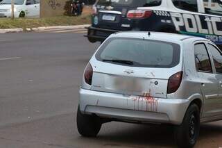 Sangue de Gabriel no carro que ele conduzia ao ser abordado. (Foto: Henrique Kawaminami)