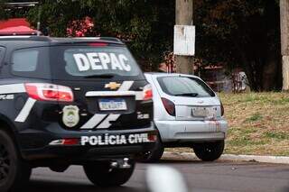 Viatura da Depac Cepol e Celta ocupado pelo suspeito. (Foto: Henrique Kawaminami)