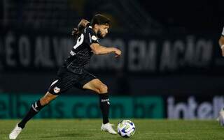 O camisa 29, Juninho Capixaba, com a posse da bola. (Foto: Ari Ferreira/Assessoria)