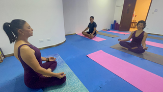 Aulas de yoga buscam o equilíbrio entre o corpo e a mente (Caio Sakamoto)