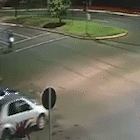 Imagem mostra quando motociclista fura sinal na Via Park, bate em carro e morre
