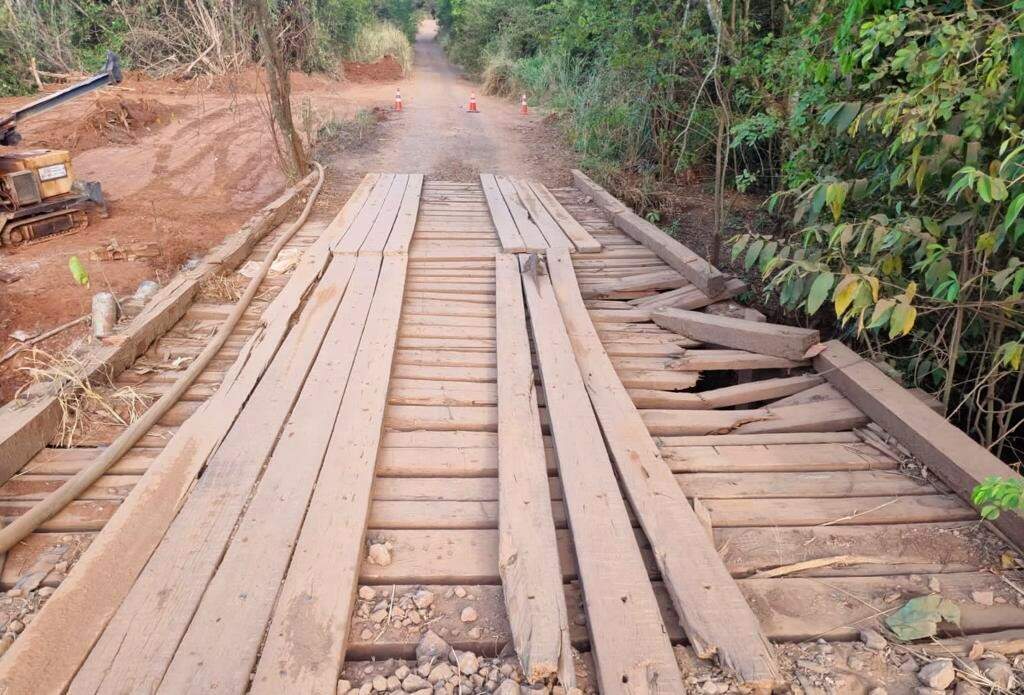 Ponte de madeira é interditada após sofrer sobrecarga