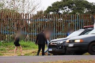 Meninas que estavam com suspeito foram levadas para a Depac Cepol, a fim de prestarem esclarecimentos. (Foto: Henrique Kawaminami)