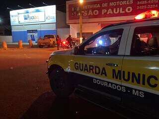 Guardas municipais durante abordagem a motociclistas no centro de Dourados (Foto: Divulgação)