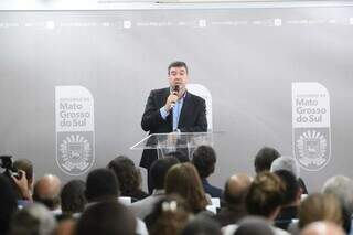 Governador Eduardo Riedel em evento na Governadoria anunciando emendas para o setor da saúde (Foto: Marcos Maluf)