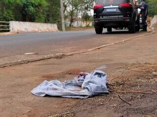 Moradora de rua &eacute; esfaqueada e socorrida ensaguentada em cal&ccedil;ada