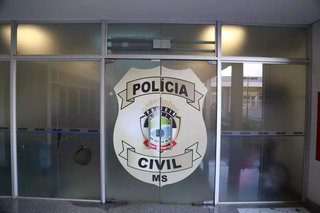 Porta de entrada da Deam, onde caso é investigado. (Foto: Alex Machado)